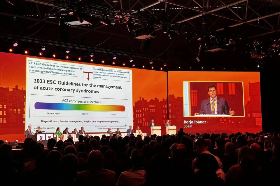 Borja Ibanez presenting the 2023 ESC acute coronary syndromes guidelines on stage at the ESC congress