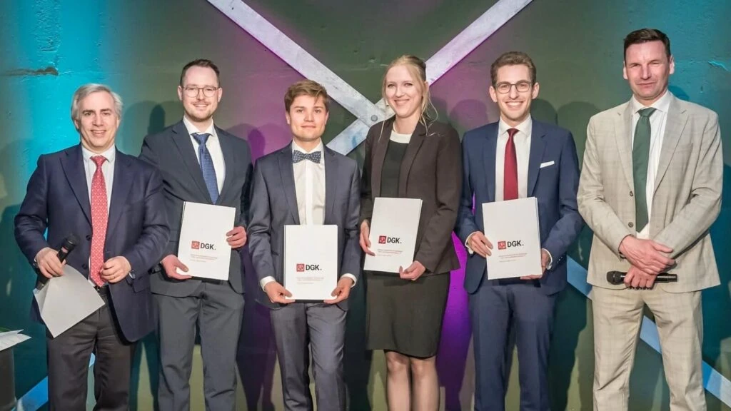 Award ceremony photo with Dr. Sascha Macherey-Meyer holding a certificate, recognized for Queen of Hearts™ study at DGK.